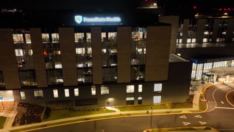 Luftüberfall-Des-Penn-State-Health-Hospital-In-Lancaster,-PA-Bei-Nacht