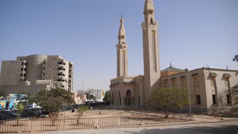 Saudi-Grand-Mosque,-Religious-Landmark-of-Nouakchott,-Mauritania,-Exterior-and-Neighborhood