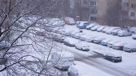 Bewölktes-Winterwetter-Und-Schneefall-In-Der-Nachbarschaft