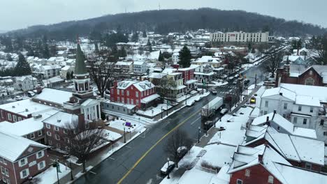 Toma-Aérea-De-Una-Ciudad-Cubierta-De-Nieve-En-Estados-Unidos