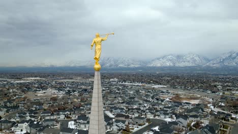 Blick-Auf-Das-Salzseetal,-Ziehen-Sie-Dann-Die-Luftaufnahme-Zurück,-Um-Den-Bergtempel-Von-Oquirrh-Freizulegen