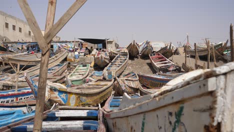 Coloridos-Barcos-De-Pesca-En-Mauritania,-áfrica