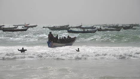 Boot-Voller-Afrikaner,-Die-Versuchen,-Raue-Meereswellen-An-Der-Küste-Von-Mauretanien-Zu-Passieren