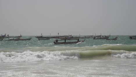 Fischerboote-Und-Fischer-Segeln-Auf-Rauer-See-Am-Strand-In-Mauretanien