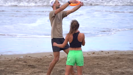 Frisbee-Tricks-Am-Strand