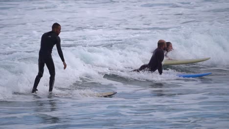 Surfista-Monta-Una-Ola-En-Cámara-Lenta-En-La-Playa-De-Gran-Canaria