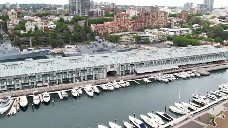 Sydney,-Nueva-Gales-Del-Sur,-Australia---24-De-Diciembre-De-2021:-Muelle-De-Dedos-En-Woolloomooloo-Con-El-Recinto-Naval-De-Garden-Island-Detrás-En-El-Puerto-De-Sydney-Australia