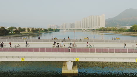 Toma-Real-De-Personas-Caminando-Y-En-Bicicleta-Sobre-Dos-Hermosos-Puentes