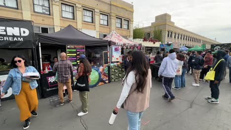 Multitudes-En-El-Mercado-De-Alimentos-Al-Aire-Libre-Más-Popular-De-Los-Ángeles:-Smorgasburg