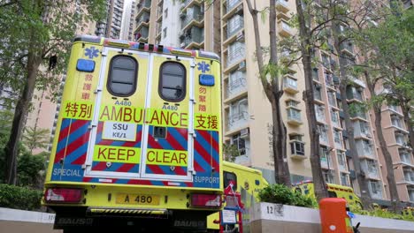 Se-Ve-Una-Fila-De-Ambulancias-Estacionadas-Afuera-De-Un-Edificio-Colocado-Bajo-El-Bloqueo-Del-Coronavirus-Covid-19-En-Un-Complejo-De-Viviendas-Públicas-Después-De-Que-Una-Gran-Cantidad-De-Residentes-Dieron-Positivo