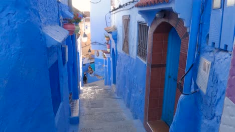 Tourist-Zu-Fuß-Entlang-Der-Blauen-Gassen-Von-Chefchaouen,-Einzigartige-Architektur