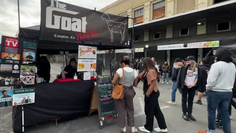 Clientes-Que-Piden-Comida-En-Somrgasburg,-El-Mercado-De-Alimentos-Al-Aire-Libre-Más-Grande-De-Los-Ángeles