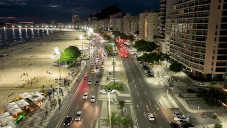 Tráfico-Nocturno-En-La-Playa-De-Copacabana-En-Río-De-Janeiro,-Brasil