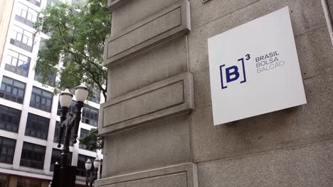 facade-of-old-B3-Bovespa-stock-exchange-building,-with-company-logo