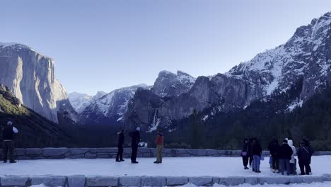 tourist-at-tunnel-overlook-at-yosemite-national-park