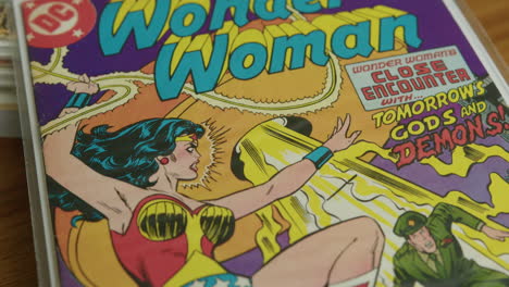 Un-Primerísimo-Plano-Inclinado-Hacia-Arriba-De-Un-Cómic-De-Wonder-Woman