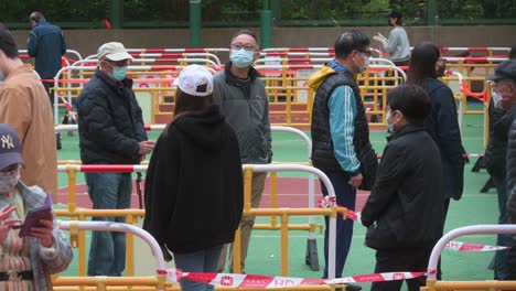 Los-Residentes-Chinos-Esperan-En-Fila-Para-Pasar-Por-Una-Prueba-De-Coronavirus-Covid-19-Mientras-Un-Complejo-De-Viviendas-Públicas-Se-Cierra-Después-De-Que-Una-Gran-Cantidad-De-Residentes-Dieron-Positivo