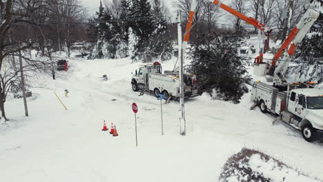 Linemen-Bei-Der-Arbeit-Reparieren-Stromleitungen,-Die-Nach-Einem-Wintersturm-In-Fort-Erie,-Ontario,-Kanada,-Durch-Einen-Umgestürzten-Baum-Beschädigt-Wurden