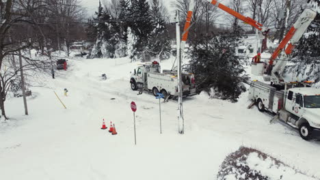 Linieros-En-El-Trabajo-Reparando-Líneas-Eléctricas-Dañadas-Por-Un-árbol-Caído-Después-De-Una-Tormenta-De-Invierno-En-Fort-Erie,-Ontario,-Canadá