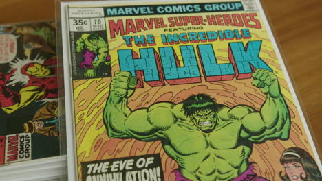 Primer-Plano-Inclinado-Hacia-Abajo-De-Un-Cómic-Del-Increíble-Hulk