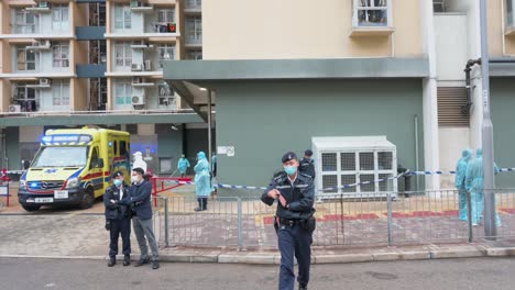 Se-Ve-A-Policías,-Trabajadores-De-La-Salud-Y-Una-Ambulancia-Fuera-De-Un-Edificio-De-Vivienda-Pública-Cerrado-Después-De-Que-Una-Gran-Cantidad-De-Residentes-Dieron-Positivo