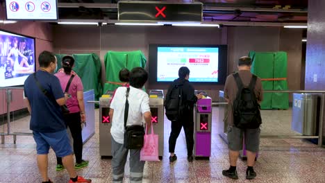 Los-Viajeros-Chinos-Temprano-En-La-Mañana-Hacen-Cola-Para-Que-La-Puerta-De-Entrada-Se-Vuelva-Verde-Y-Se-Abra-Automáticamente-Para-Los-Primeros-Trenes-Del-Día-En-La-Estación-De-Metro-Mtr-En-Hong-Kong