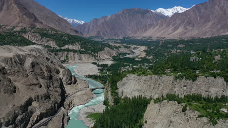 Vista-Aérea-épica-Sobrevolando-El-Impresionante-Valle-Del-Río-Hunza-En-Pakistán