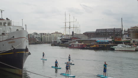 Surf-De-Remo-En-Bristol-Wharf,-Inglaterra,-Reino-Unido