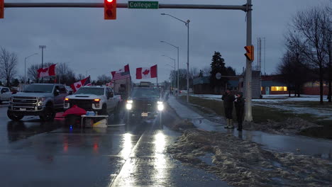 Protesta-Del-Convoy-De-La-Libertad,-Windsor,-Ontario,-Canadá,-Ondear-Banderas-Canadienses,-Camiones-Y-Personas-Que-Expresan-Su-Descontento