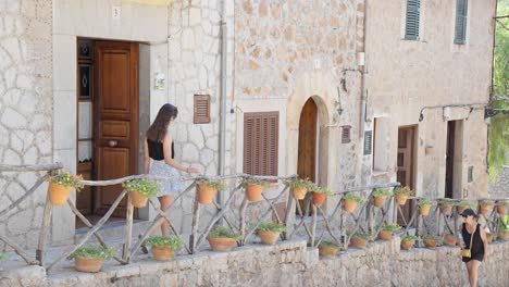 La-Gente-Va-Por-Una-Acera-En-Valldemossa,-El-Pueblo-Más-Alto-De-Mallorca