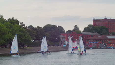 Segeln-Auf-Dem-Cumberland-Becken-In-Der-Nähe-Des-Baltic-Wharf-Sailing-Club-Im-Hafen-Von-Bristol,-Großbritannien