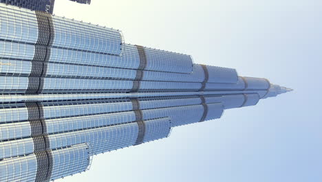 Vertical-view-of-Burj-Khalifa,-the-tallest-building-in-the-world,-at-dusk