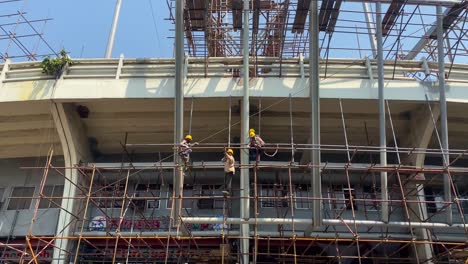 Bauarbeiten,-Die-Gerüste-Auf-Der-Baustelle-Installieren