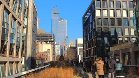 Crowded-Sightseers-Walking-On-The-High-Line-Park-In-New-York-City,-New-York,-United-States