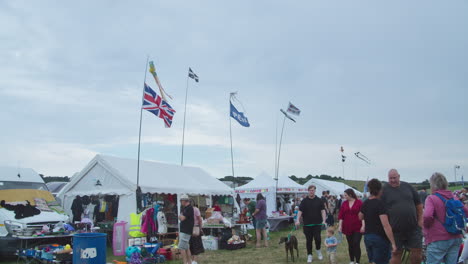 La-Gente-En-Los-Puestos-Comerciales-Al-Aire-Libre-Durante-El-Evento-De-Rally-Vintage-Great-Trethew-En-Liskeard,-Reino-Unido