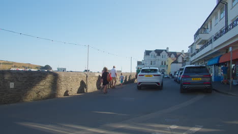 Cars-And-Pedestrians-On-The-Street-In-The-Village-Of-St-Mawes-In-Truro,-Cornwall,-UK