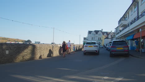 Automóviles-Y-Peatones-En-La-Calle-En-El-Pueblo-De-St-Mawes-En-Truro,-Cornualles,-Reino-Unido