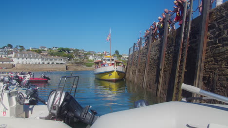 Puerto-De-St-Mawes-Con-Gente-Pescando-Durante-Un-Día-Soleado-En-Cornwall,-Reino-Unido,-Inglaterra