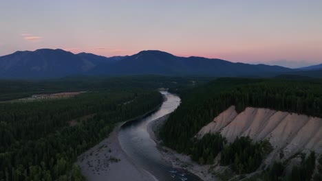 Ruhiger-Blick-Auf-Den-Flathead-River-Bei-Sonnenuntergang-In-Der-Nähe-Des-Glacier-National-Park-In-Montana,-USA