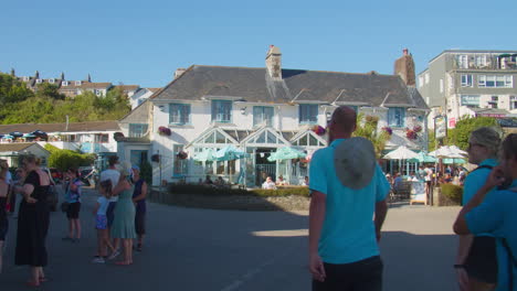 El-Pub-Y-Hotel-Del-Sol-Naciente-En-El-Pueblo-De-St-Mawes-En-Un-Día-Soleado-De-Verano-En-Cornualles,-Reino-Unido