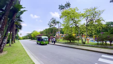 Toma-De-Servicio-De-Coche-Eléctrico-En-Los-Jardines-Junto-A-La-Bahía