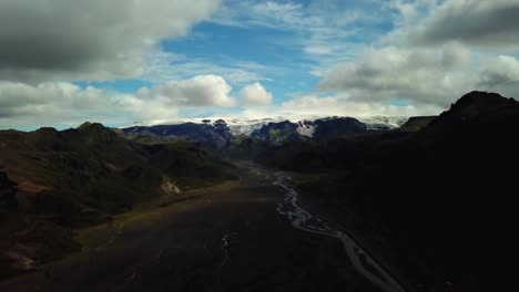Aerial-panoramic-landscape-view-of-a-river-flowing-through-a-valley,-in-Fimmvörðuháls-area,-Iceland