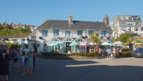 Reisende-Auf-Der-Aufgehenden-Sonne-Pub-In-The-Square,-Saint-Mawes,-Vereinigtes-Königreich