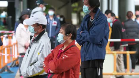 Chinesische-Einwohner-Warten-In-Der-Schlange,-Um-Einen-Covid-19-Coronavirus-Test-Zu-Durchlaufen,-Da-Ein-öffentlicher-Wohnkomplex-Gesperrt-Wird,-Nachdem-Eine-Große-Anzahl-Von-Einwohnern-Positiv-Getestet-Wurde