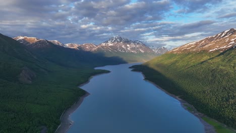 Dramatischer-Blick-Auf-Den-Flathead-River-Mit-Bewaldeten-Bergen-Und-Schneebedeckten-Bergen-In-Montana,-Usa
