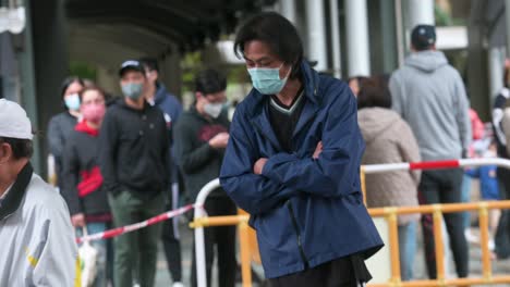 Los-Residentes-Esperan-En-Fila-Para-Someterse-A-Una-Prueba-De-Coronavirus-Covid-19-Mientras-Un-Complejo-De-Viviendas-Públicas-Se-Cierra-Después-De-Que-Una-Gran-Cantidad-De-Residentes-Dieron-Positivo