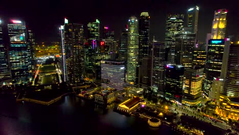 Panorama-Des-Central-Banking-District-Von-Singapur-Bei-Nacht,-Langsame-Drohnenbahn