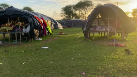 People-living-in-makeshift-shelters-on-floodplain-using-tarps