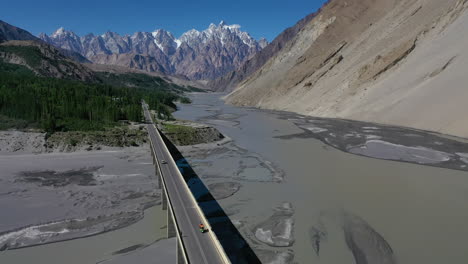 Hermosa-Vista-Aérea-De-Drones-Del-Impresionante-Valle-Del-Río-Hunza-En-Las-Montañas-De-Pakistán