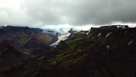Luftpanoramablick-Auf-Die-Berge-Und-Die-Gletscherlandschaft-Im-Fimmvörðuháls-gebiet,-Island